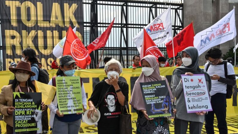 Esta fotografía tomada el 5 de diciembre de 2022 muestra a activistas protestando contra el nuevo Código Penal frente al edificio del Parlamento en Yakarta (Indonesia). (Adek Berry/AFP vía Getty Images)