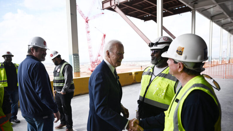 El presidente de Estados Unidos, Joe Biden (C), saluda a los trabajadores mientras recorre las instalaciones de fabricación de semiconductores de TSMC en Phoenix, Arizona, el 6 de diciembre de 2022. (BRENDAN SMIALOWSKI/AFP vía Getty Images)