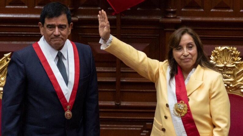 El presidente del Congreso peruano, José Williams Zapata (izq.), junto a Dina Boluarte (der.) tras juramentarla como nueva presidenta horas después de que el ex presidente Pedro Castillo fuera destituido en Lima, el 7 de diciembre de 2022. (CRIS BOURONCLE/AFP vía Getty Images)