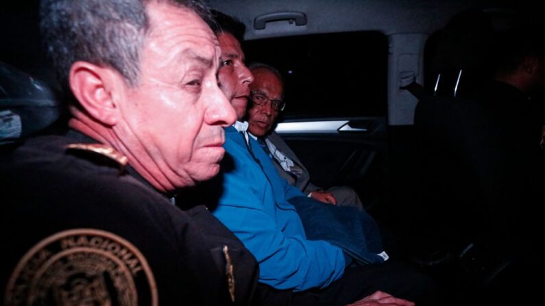 El expresidente de Perú Pedro Castillo (c) es visto dentro de un coche de policía mientras sale de la Prefectura de Lima, donde estaba detenido, en Lima (Perú), el 7 de diciembre de 2022. (Renato Pajuelo/AFP vía Getty Images)