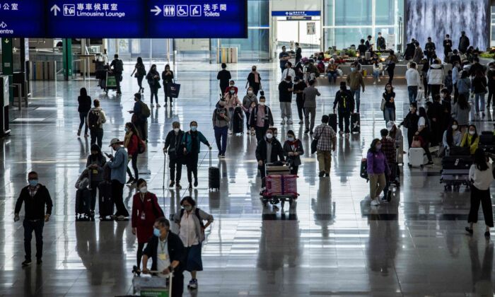 Pasajeros caminan por el Aeropuerto Internacional de Hong Kong, el 8 de diciembre de 2022. (Isaac Lawrence/AFP vía Getty Images)
