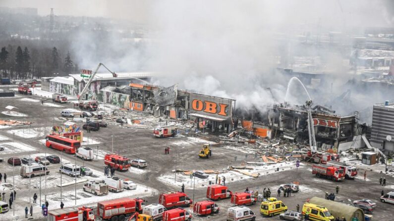 Bomberos rusos luchan contra un enorme incendio que se declaró durante la noche en el centro comercial y de ocio Mega Khimki, en el suburbio de Khimki, al norte de Moscú (Rusia), el 9 de diciembre de 2022. (Alexander Nemenov/AFP vía Getty Images)