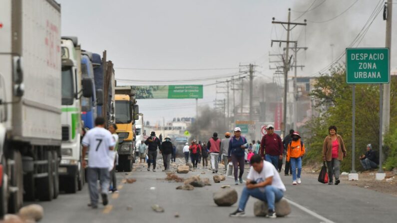 Simpatizantes del expresidente peruano Pedro Castillo bloquean la carretera Panamericana en la localidad de La Joya, a 1000 kilómetros al sur de Lima, para protestar exigiendo su liberación y nuevas elecciones en Lima (Perú), el 9 de diciembre de 2022. (Diego Ramos/AFP vía Getty Images)