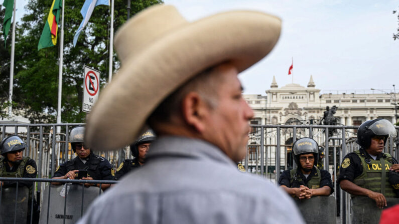 Partidarios del expresidente Pedro Castillo protestan exigiendo su liberación y el cierre del Congreso peruano en Lima, el 11 de diciembre de 2022. (ERNESTO BENAVIDES/AFP via Getty Images)