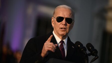 Biden aprovecha aniversario de tiroteo de Sandy Hook para instar a aprobar de leyes de control de armas