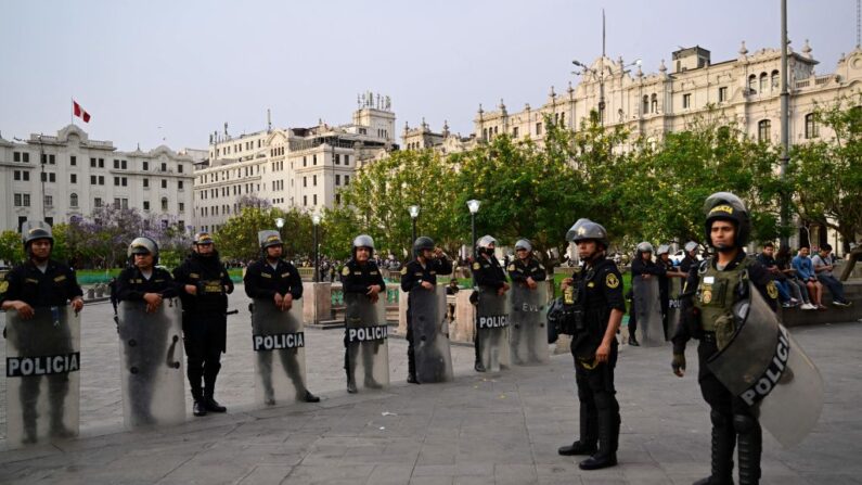 La policía antidisturbios monta guardia en la Plaza San Martín de Lima (Perú), el 14 de diciembre de 2022. (Martin Bernetti/AFP vía Getty Images)