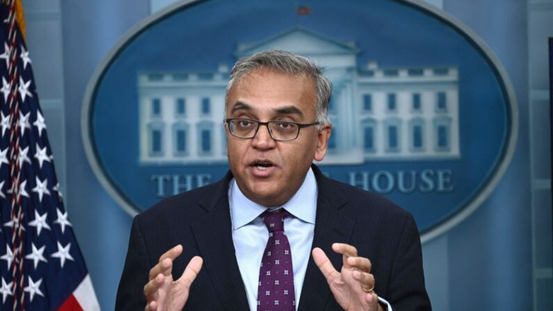 El coordinador de Respuesta al Covid-19, Ashish Jha, habla en la sesión informativa diaria en la Casa Blanca, en Washington, DC, el 15 de diciembre de 2022. (BRENDAN SMIALOWSKI/AFP vía Getty Images)