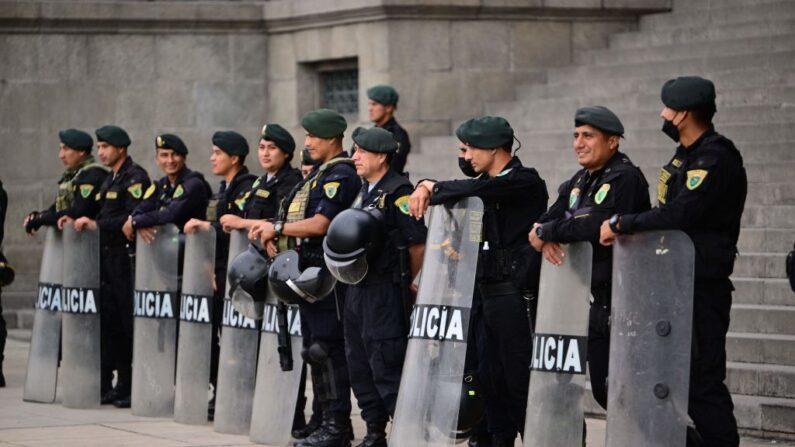 Policías custodian el Palacio de Justicia en Lima (Perú), el 15 de diciembre de 2022, durante un estado de emergencia nacional. (Martin Bernetti/AFP vía Getty Images)