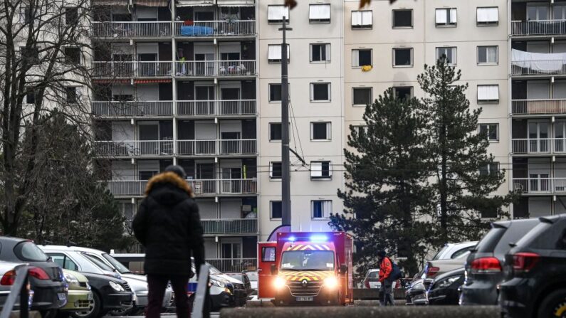 Un vehículo de bomberos aparcado frente a un edificio de apartamentos de siete plantas en el que cinco niños, entre ellos uno de tres años, se encuentran entre las diez personas que murieron al declararse un incendio en el barrio de Mas-Du-Taureau de Vaulx-en-Velin, en la periferia norte de Lyon (Francia), el 16 de diciembre de 2022. (Olivier Chassignole/AFP vía Getty Images)