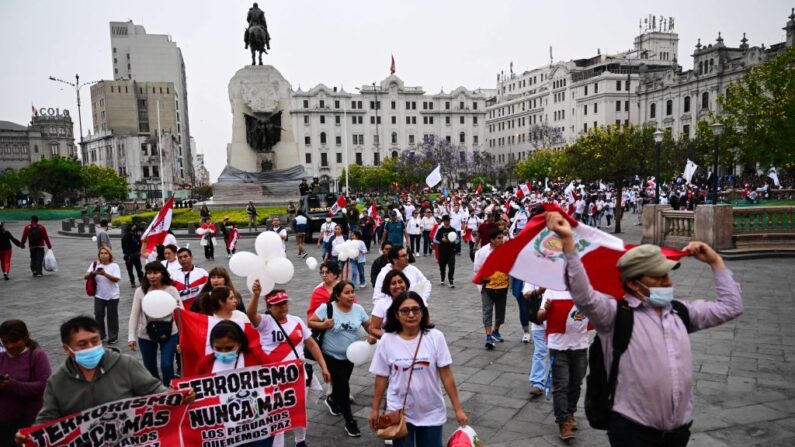 Personas participan en una marcha para pedir la paz y en apoyo a la policía y el ejército en la plaza San Martín de Lima (Perú), el 16 de diciembre de 2022. (Martin Bernetti/AFP vía Getty Images)