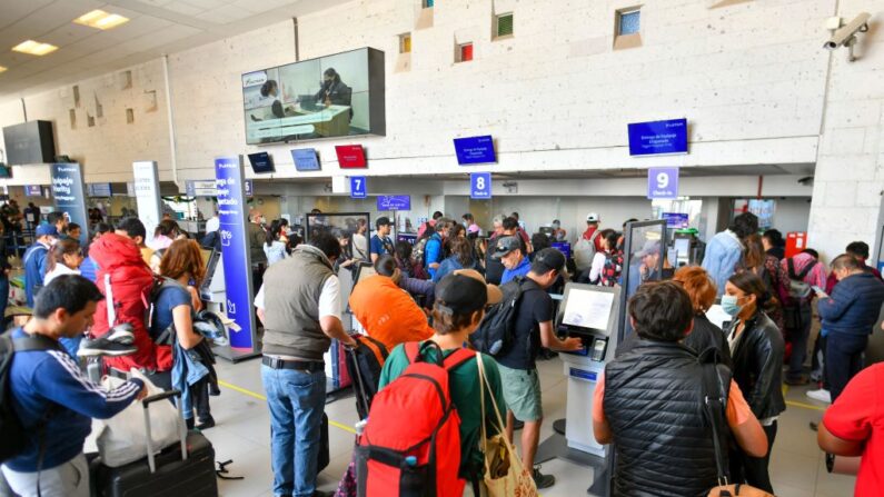 Personas se registran en el Aeropuerto Internacional Alfredo Rodríguez Ballón después de que fuera cerrado durante una semana debido a las protestas en Arequipa, Perú, el 19 de diciembre de 2022. (Diego Ramos/AFP vía Getty Images)