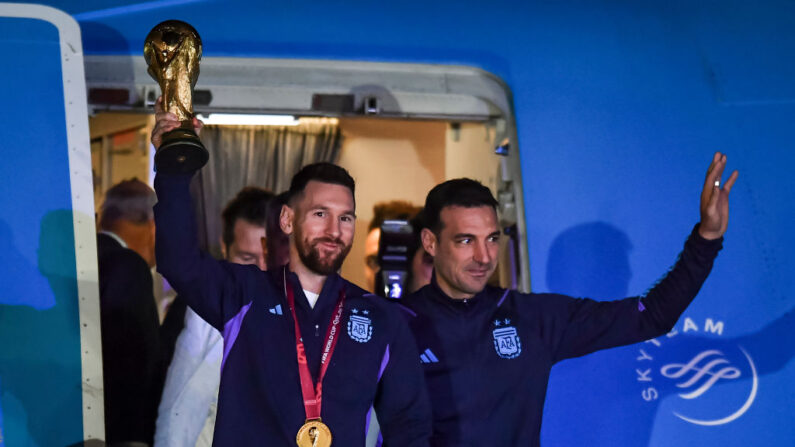 Lionel Messi de Argentina (i) y Lionel Scaloni (d) sostienen la Copa Mundial de la FIFA durante la llegada de la selección masculina de fútbol de Argentina después de ganar la Copa Mundial de la FIFA Qatar 2022 el 20 de diciembre de 2022 en Buenos Aires, Argentina. (Marcelo Endelli/Getty Images)