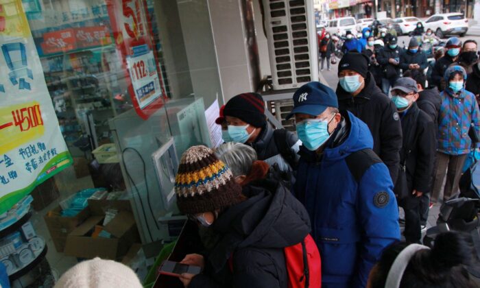 La gente hace cola para comprar medicamentos en una farmacia en medio de la pandemia de COVID-19 en Nanjing, en la provincia oriental china de Jiangsu, el 20 de diciembre de 2022. (STR/AFP vía Getty Images)