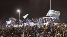 Madrugón multitudinario en Buenos Aires para recibir a la selección argentina
