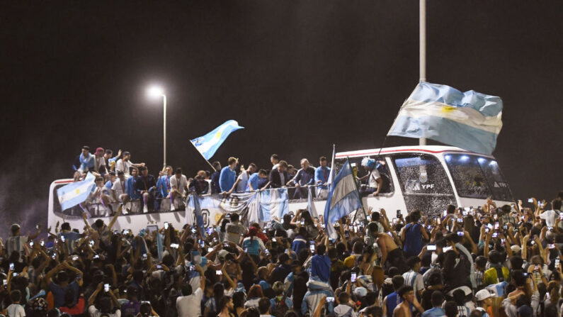 Jugadores de Argentina celebran con los aficionados durante la llegada de la selección de Argentina tras ganar la Copa Mundial de la FIFA Qatar 2022 el 20 de diciembre de 2022 en Buenos Aires, Argentina. (Rodrigo Valle/Getty Images)