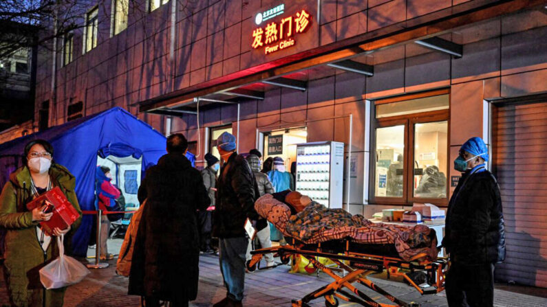 Trabajadores sanitarios de emergencia transportan a un paciente a una clínica de fiebre en un hospital en medio de la pandemia de COVID-19 en Beijing el 21 de diciembre de 2022. (Jade Gao/AFP vía Getty Images)