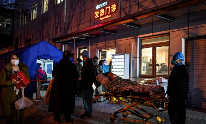 Trabajadores sanitarios de emergencia transportan a un paciente a una clínica para atención de la fiebre en un hospital en medio de la pandemia de COVID-19 en Beijing el 21 de diciembre de 2022. (Jade Gao/AFP vía Getty Images)