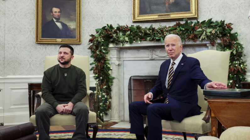 El presidente de Estados Unidos, Joe Biden (Der.), se reúne con el presidente de Ucrania, Volodímir Zelenski, en el Despacho Oval de la Casa Blanca, el 21 de diciembre de 2022 en Washington, DC. (Alex Wong/Getty Images)