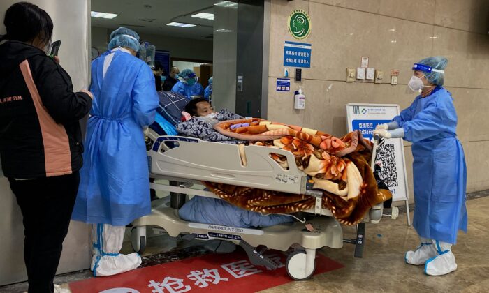 Esta imagen muestra a trabajadores de la salud trasladando a un paciente con covid-19 en una camilla de la sala de emergencias del Primer Hospital Afiliado de la Universidad Médica de Chongqing, en la ciudad de Chongqing, en el suroeste de China, el 22 de diciembre de 2022. (Noel Celis/AFP vía Getty Images)
