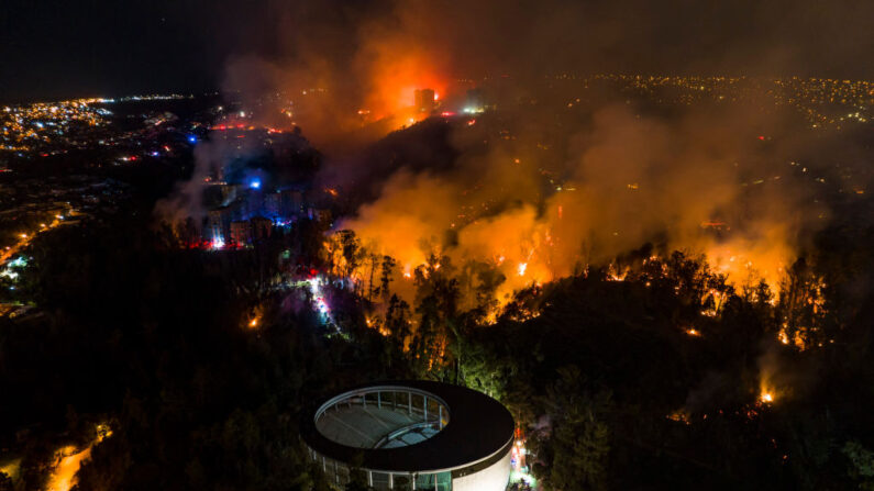 Incendio forestal afecta a los cerros de Viña del Mar, donde se encuentran cientos de casas, en la Región de Valparaíso, Chile, el 23 de diciembre de 2022. (JAVIER TORRES/AFP vía Getty Images)