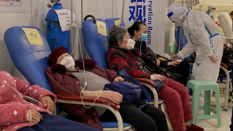 Pacientes con coronavirus COVID-19 descansan en el Segundo Hospital Afiliado de la Universidad Médica de Chongqing, en la ciudad suroccidental china de Chongqing, el 23 de diciembre de 2022. (Noel Celis/AFP vía Getty Images)
