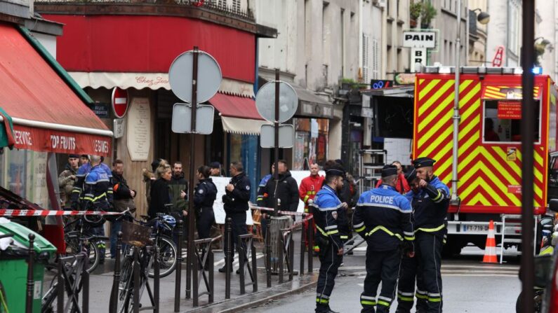 Personal de seguridad francés asegura la calle tras varios disparos en la rue d'Enghien, en el distrito 10, en París (Francia), el 23 de diciembre de 2022. (Thomas Samson/AFP vía Getty Images)