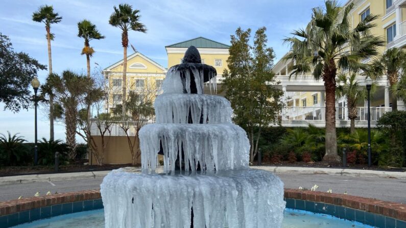 El hielo adorna una fuente en Charleston, Carolina del Sur, el 24 de diciembre de 2022, donde se prevé que las temperaturas alcancen un máximo de 32F (0C). (Pedro Ugarte/AFP vía Getty Images)