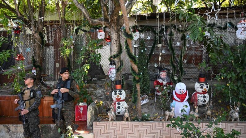 Soldados patrullan durante un operativo contra delincuentes en la comunidad de Tutunichapa, en San Salvador, el 24 de diciembre de 2022. (MARVIN RECINOS/AFP vía Getty Images)