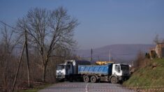 Serbokosovares refuerzan su bloqueo en el norte de Kosovo