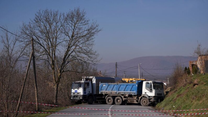 Esta fotografía tomada el 26 de diciembre de 2022 muestra una carretera atrincherada con camiones por los serbios en el pueblo de Rudare, cerca de la ciudad de Zvecan. (ARMEND NIMANI/AFP via Getty Images)