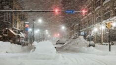 Imágenes de vídeo muestra saqueos en Búfalo tras tormenta de nieve que sumió a la ciudad en el caos