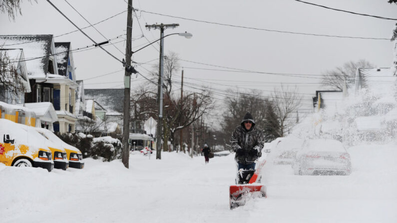 Chris Graziano limpia la nieve a lo largo de Richfield Street el 27 de diciembre de 2022 en Búfalo, Nueva York. (John Normile/Getty Images) 