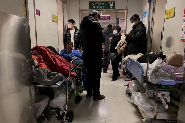 Pacientes con COVID-19 en camillas en el Principal Centro Hospitalario de Tianjin, en Tianjin, China, el 28 de diciembre de 2022. (Noel Celis/AFP vía Getty Images)
