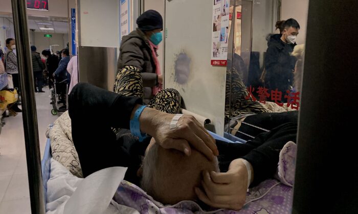 Un paciente con COVID-19 en una camilla en el Principal Centro Hospitalario de Tianjin, en Tianjin, China, el 28 de diciembre de 2022. (Noel Celis/AFP vía Getty Images)
