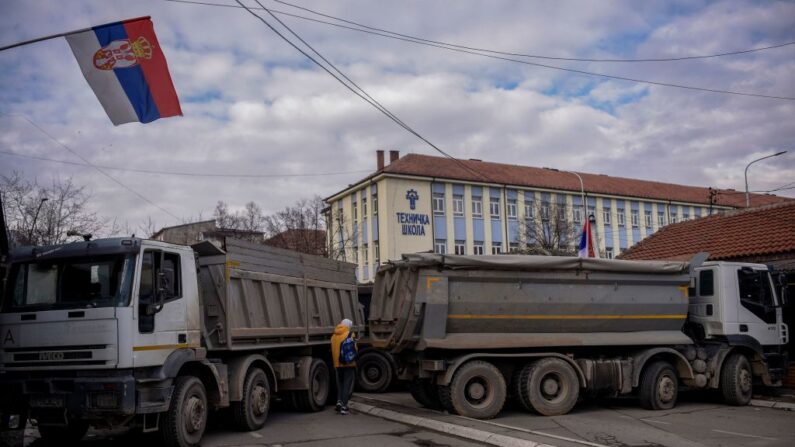 Un peatón pasa junto a una nueva barricada instalada en la dividida ciudad de Mitrovica (Kosovo) el 28 de diciembre de 2022. (Armend Nimani/AFP vía Getty Images)