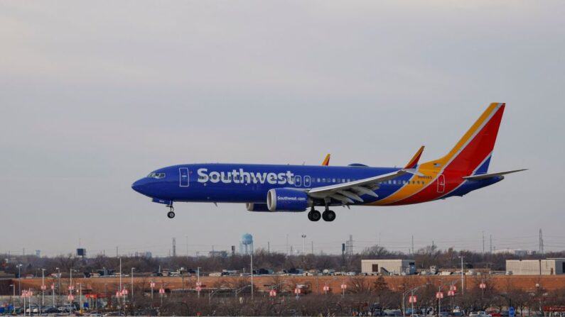 Un avión de pasajeros de Southwest Airlines aterriza en el Aeropuerto Internacional Midway de Chicago, Illinois, el 28 de diciembre de 2022. (Kamil Krzaczynski/AFP vía Getty Images)