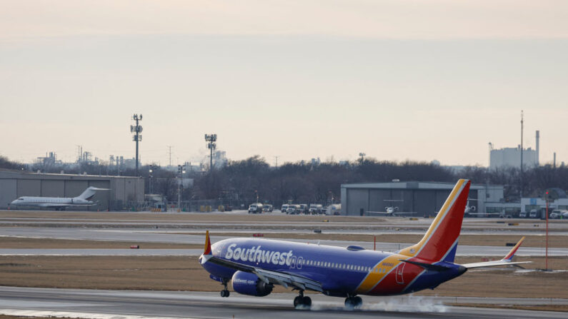 Un avión de pasajeros de Southwest Airlines aterriza en el Aeropuerto Internacional Midway de Chicago en Chicago, Illinois, el 28 de diciembre de 2022. (Kamil Krzaczynski/AFP vía Getty Images)