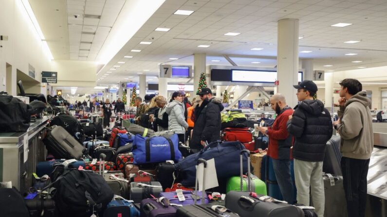Pasajeros de Southwest Airlines buscan su equipaje en la zona de recogida de equipajes del Aeropuerto Internacional Midway de Chicago, Illinois, el 28 de diciembre de 2022. (Kamil Krzaczynski/AFP vía Getty Images)