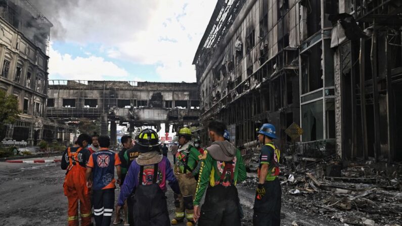 Los bomberos permanecen entre las estructuras quemadas en el hotel-casino Grand Diamond City tras un gran incendio en Poipet (Camboya) el 29 de diciembre de 2022. (Lillian Suwanrumpha/AFP vía Getty Images)