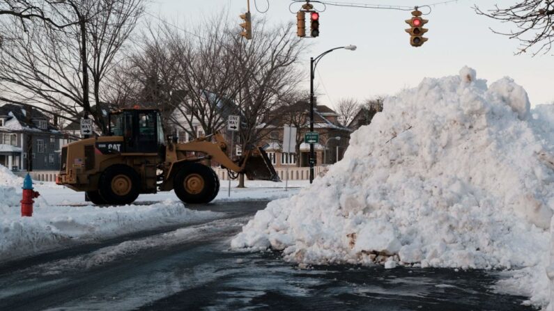 Una excavadora amontona nieve en el lado este de Búfalo, Nueva York, el 29 de diciembre de 2022. (Joed Viera/AFP vía Getty Images)