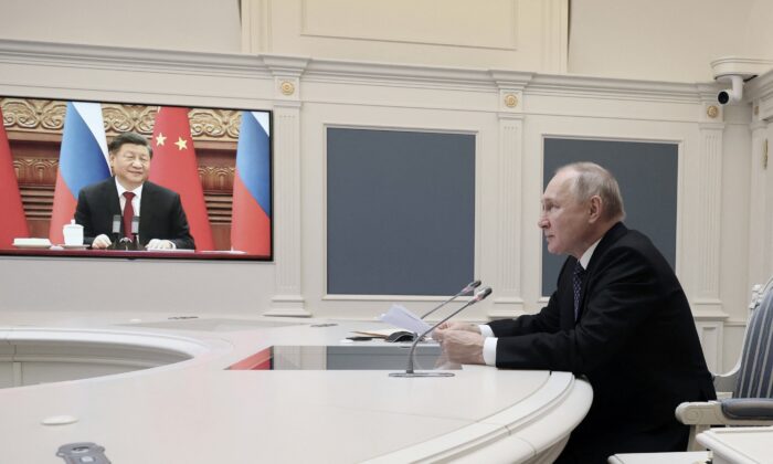 El presidente ruso Vladimir Putin se reúne con el líder chino Xi Jinping a través de un enlace de video en el Kremlin de Moscú, el 30 de diciembre de 2022. (Mikhail Klimentyev/SPUTNIK/AFP vía Getty Images)