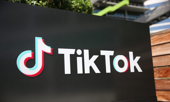 El logotipo de TikTok se muestra fuera de una oficina de TikTok en Culver City, California, el 27 de agosto de 2020. (Mario Tama/Getty Images)