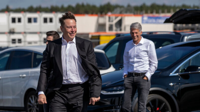 El jefe de Tesla, Elon Musk, llega para echar un vistazo al sitio de construcción de la nueva Gigafábrica de Tesla, cerca de Gruenheide, Alemania, el 3 de septiembre de 2020. (Maja Hitij/Getty Images)