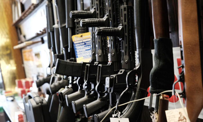 Armas de fuego en el estante de una tienda de armas en Jersey City, Nueva Jersey, el 25 de marzo de 2021. (Spencer Platt/Getty Images)

