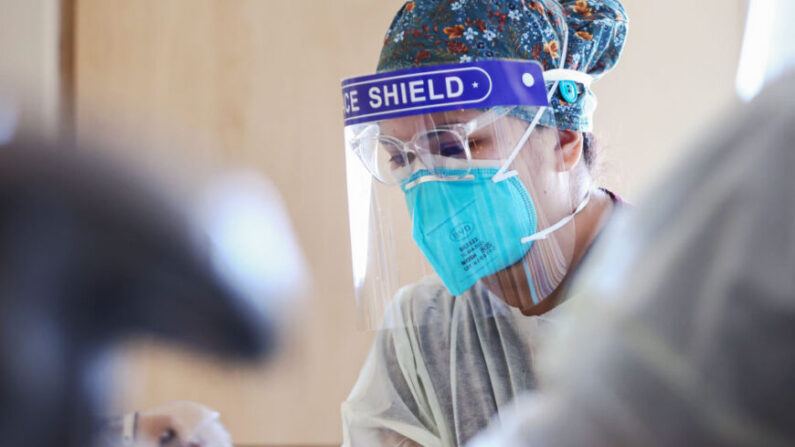 La enfermera registrada Elle Lauron atiende a un paciente de COVID-19 en la unidad improvisada del Providence Holy Cross Medical Center en el barrio de Mission Hills en Los Ángeles, California, el 30 de julio de 2021. (Mario Tama/Getty Images)
