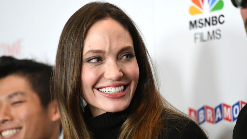 La actriz Angelina Jolie asiste al estreno en Los Ángeles de "Paper & Glue: A JR Project" en el Museo de la Tolerancia el 18 de noviembre de 2021 en Los Ángeles, California. (JC Olivera/Getty Images)