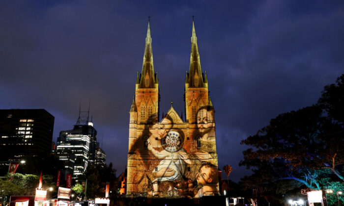 La Catedral de Santa María se ilumina con proyecciones navideñas para celebrar la Navidad en Sídney, Australia, el 21 de diciembre de 2021. (Brendon Thorne/Getty Images)