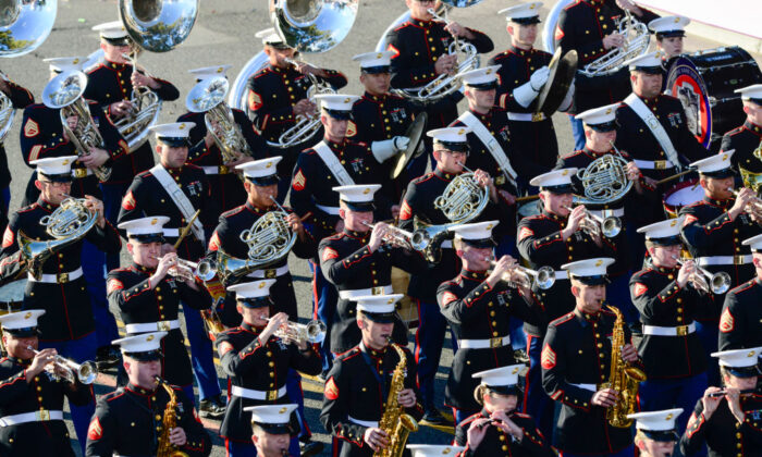 La Banda Compuesta de la Costa Oeste del Cuerpo de Marines de Estados Unidos actúa en el 133º Desfile de las Rosas presentado por Honda en Pasadena, California, el 1 de enero de 2022. (Jerod Harris/Getty Images)