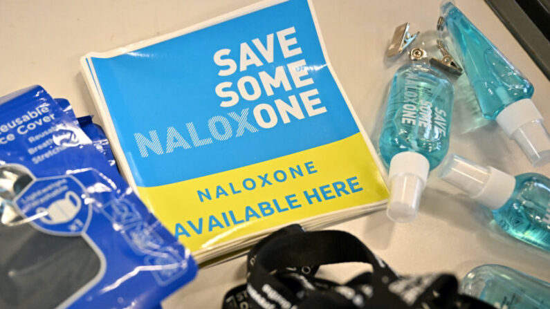 Pegatinas de "Naloxone disponible aquí" en la estación de bomberos de Bathgate, Escocia, el 9 de febrero de 2022. (Jeff J Mitchell-Pool/Getty Images)