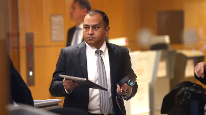 El exdirector de operaciones de Theranos, Ramesh "Sunny" Balwani, pasa por un control de seguridad a su llegada al Tribunal Federal Robert F. Peckham de EE.UU. el 16 de marzo de 2022 en San José, California. (Justin Sullivan/Getty Images)